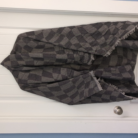 Chic Checkered Scarf NWOT - Picture 6 of 9